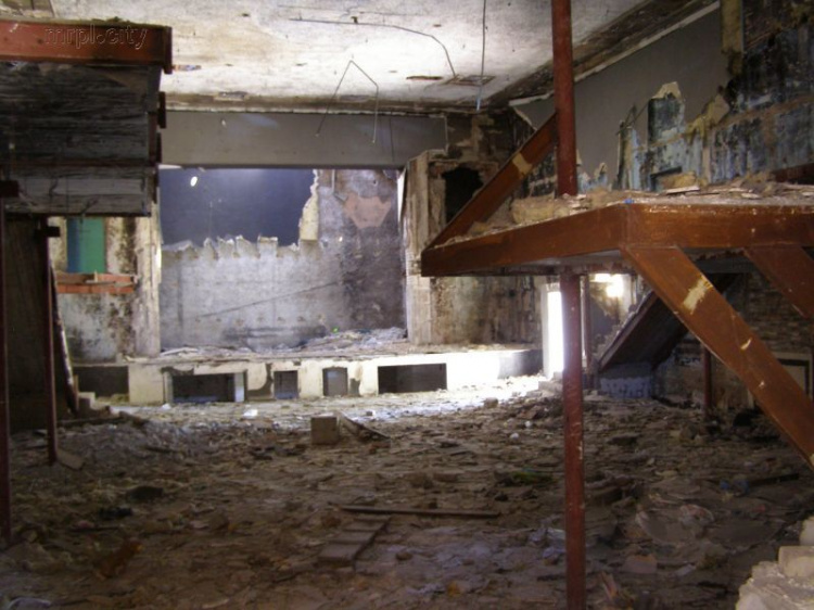 В Мариуполе кукольный театр, пройдя фазу ночного клуба, стал лежбищем бомжей (ФОТО 360˚)