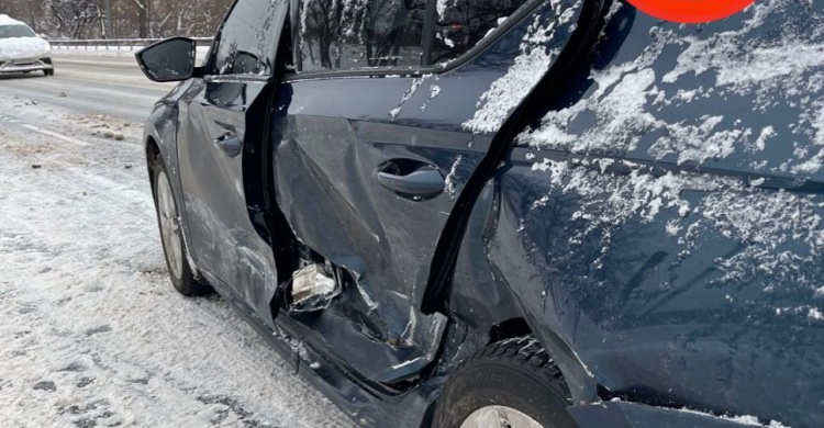 В Мариуполе легковушка врезалась в два авто на встречке