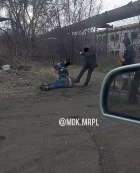 Кулаками и ногами – по голове: в Мариуполе неизвестные жестоко избили лежащего мужчину (18+)