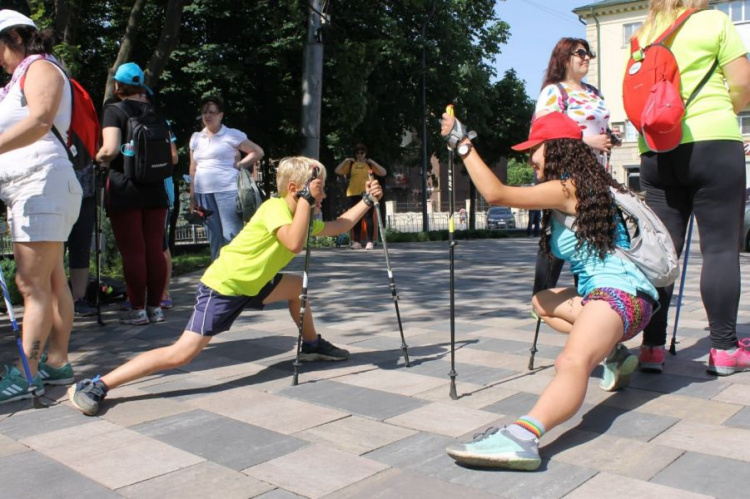 Более 100 мариупольцев установили рекорд Украины по скандинавской ходьбе