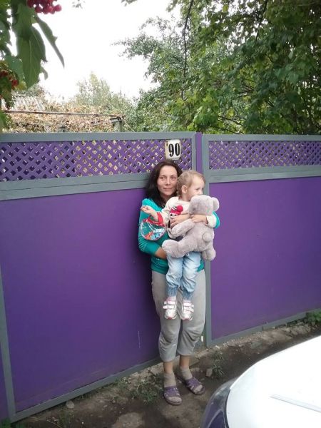 Мариупольская организация помогла многодетной матери из Авдеевки восстановить дом (ФОТО) 