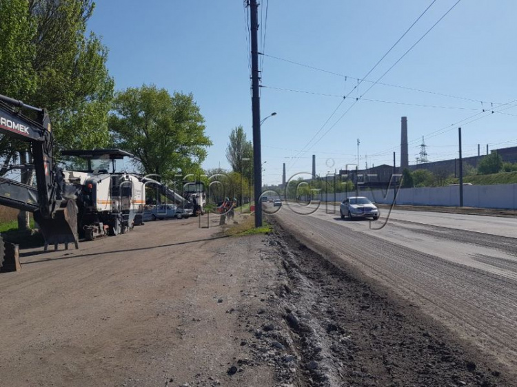 Срезали асфальт и сняли бордюры: как в Мариуполе ремонтируют улицу Набережную