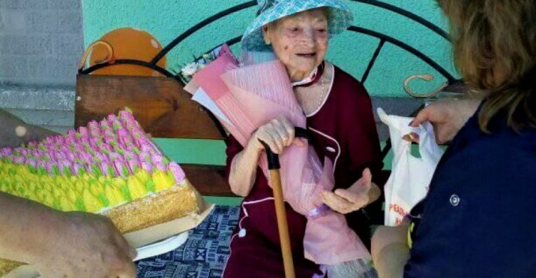 «На курорте» под Мариуполем чествовали 100-летнюю модницу-долгожительницу
