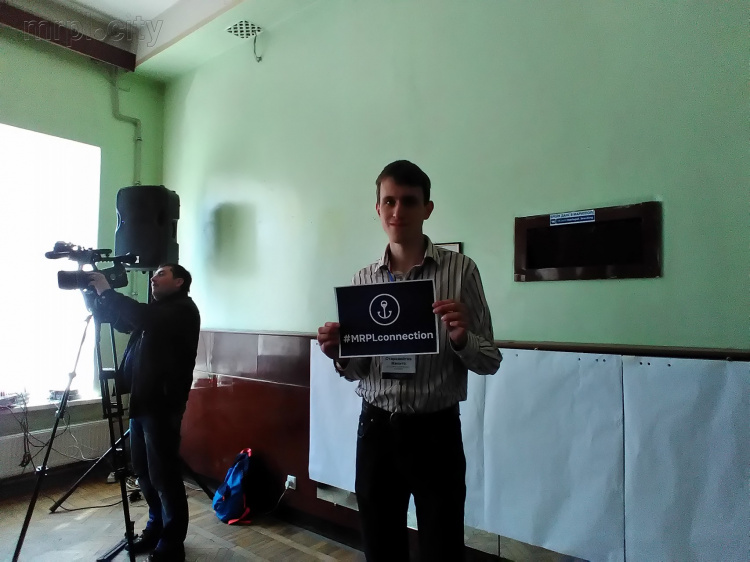 В Мариуполе объявлен всеукраинский флешмоб о соединении города с Украиной (ФОТО)