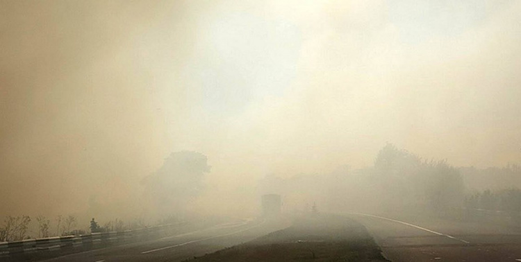 На въезде в Мариуполь блокпосты и аэропорт в дыму (ФОТО)