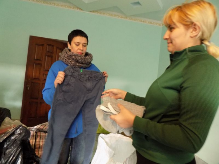 Мариупольские волонтеры собрали для бездомных одежду (ФОТО)