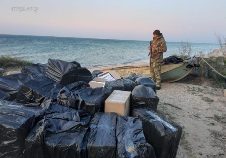 На берегу Азовского моря обнаружили контрабанду сигарет на 2 млн грн (ФОТО)