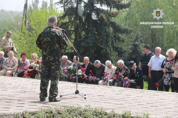 Мариупольцы в преддверии Дня Победы поздравили ветеранов (ФОТО)