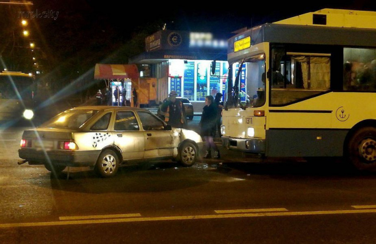 В центре Мариуполя легковушка врезалась в троллейбус (ФОТО)