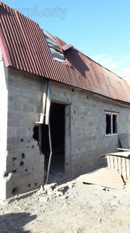 В сети появились фото последствий новых обстрелов жилых домов на Донетчине из «Градов» (ФОТО)