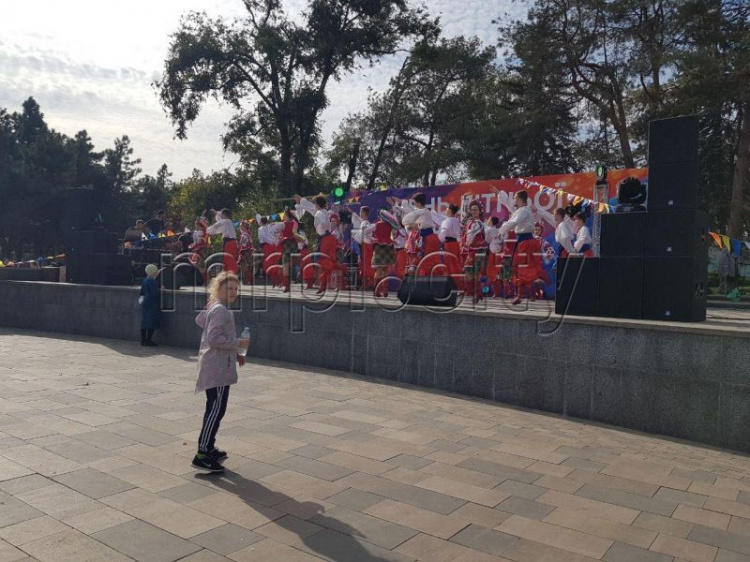 Мастер-классы, танцы и песни: в Мариуполе празднуют День пожилого человека
