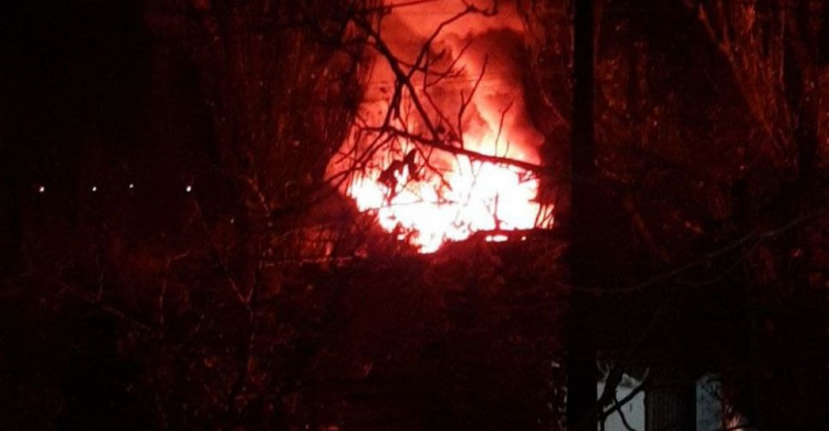 В Мариуполе горел гараж, в поселке у города – частный дом, погиб мужчина