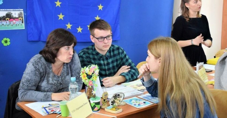 «День карьеры ЕС» в Мариуполе: вакансии представили около 30 работодателей (ФОТО)
