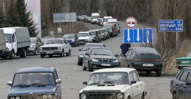 Утром в КПВВ в Донбассе скопилось 800 машин