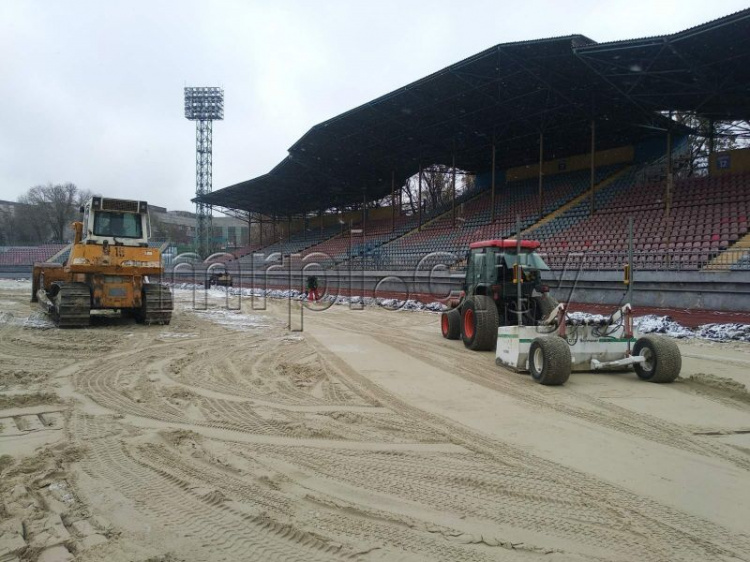 В Мариуполе завершают реконструкцию стадиона имени Бойко