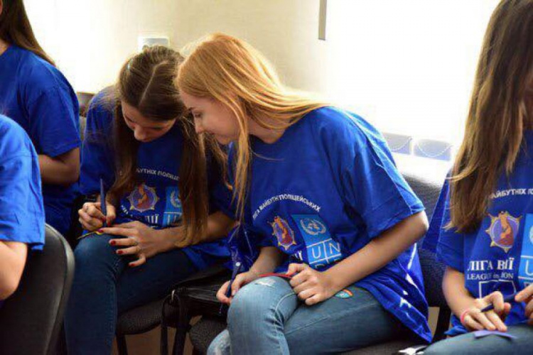 Мариупольские школьники развернули информационную кампанию в поддержку детей из зоны АТО (ФОТО)