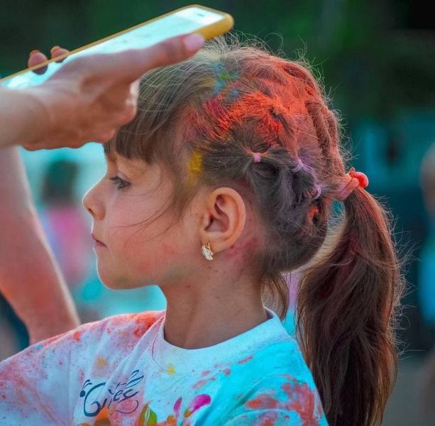 Яркие эмоции и взрыв красок: в Мариуполе прошел цветной фестиваль