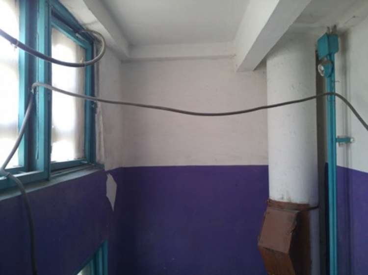 Жители мариупольской многоэтажки борются с ливневыми стоками в электрощитовой