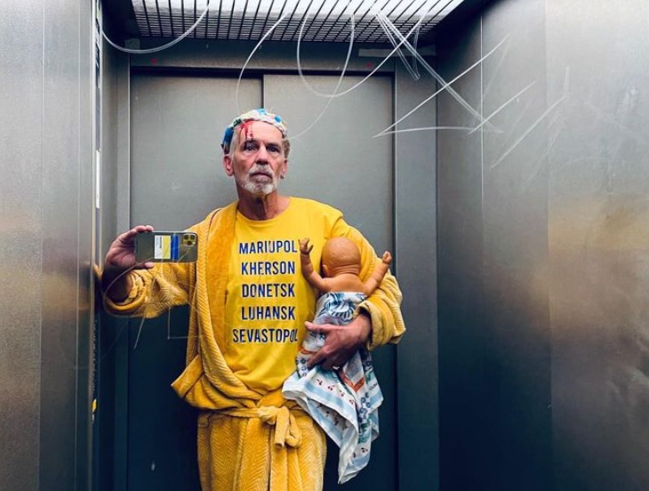 Німецький стиліст зробив в ліфті фото, присвячені Маріуполю