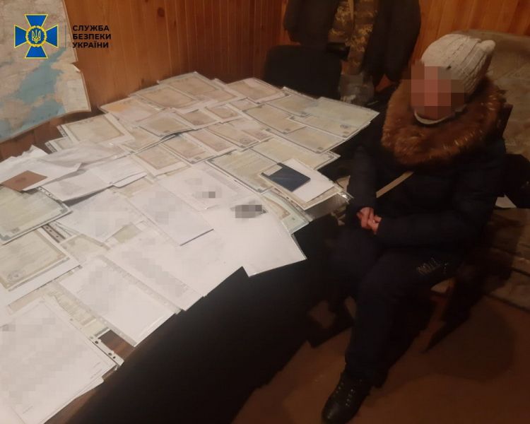 Коммерсанты в Донбассе, возившие людей за соцвыплатами, сливали информацию боевикам (ФОТО)