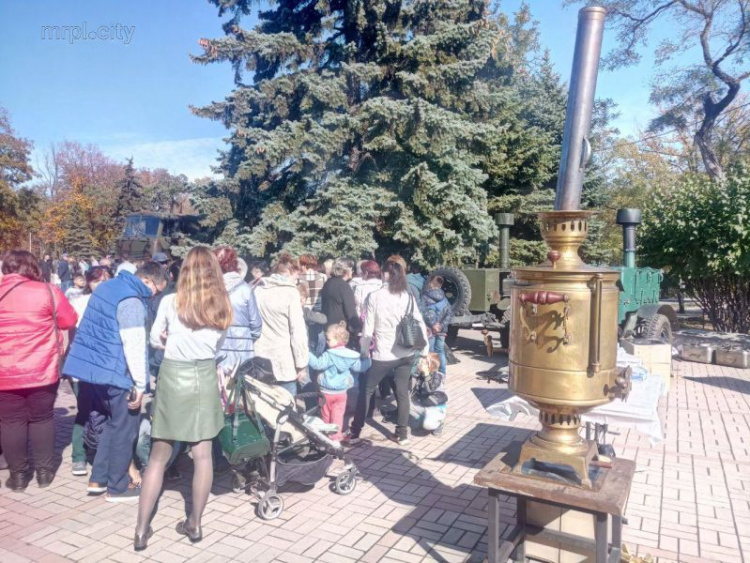 Полевая кухня и метание ножей: мариупольцы празднуют День защитника Украины (ФОТО+ВИДЕО)
