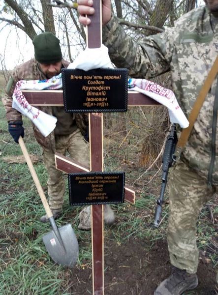 Под Мариуполем сняли сгоревший крест с места гибели подорвавшихся на фугасе (ФОТО)