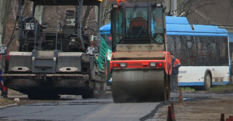 В районе порта в Мариуполе начался ремонт дороги – заасфальтируют 5 тыс. кв метров полотна