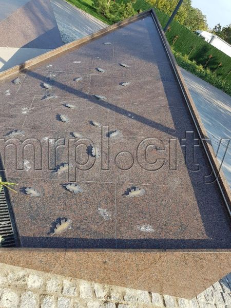 На обновленной площади Мариуполя  орудовали вандалы (ФОТОФАКТ)
