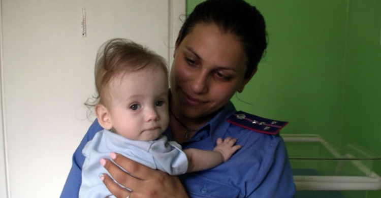 В Донецкой области мать едва не довела дочь до голодной смерти