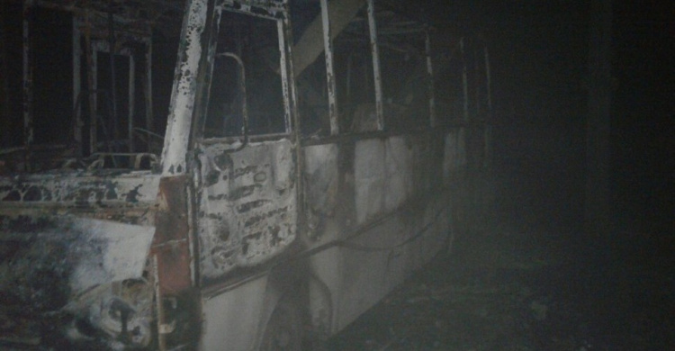 В Донецкой области ночью горел гараж с автобусами