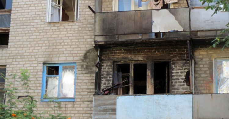 В Донецкой области полицейский спас из горящей квартиры семью переселенцев 