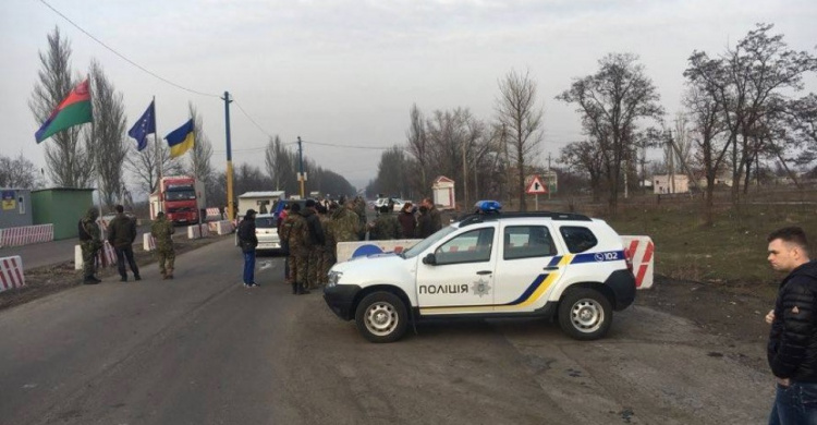 В Донецкой области снова напали на блокпост: пострадал полицейский (ВИДЕО)