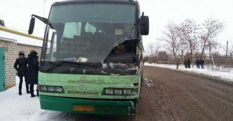 В Луганской области пассажирский автобус врезался в автомобиль военных