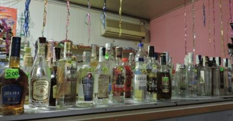 В магазине Мариуполя выявили 100 литров алкоголя неизвестного происхождения