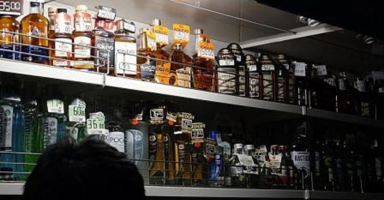 В Мариуполе четыре магазина попались на ночной торговле спиртным (ФОТО)