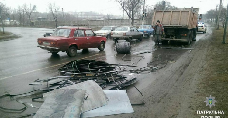В Мариуполе из «КамАЗа» на дорогу вывалилась груда металла (ФОТО)