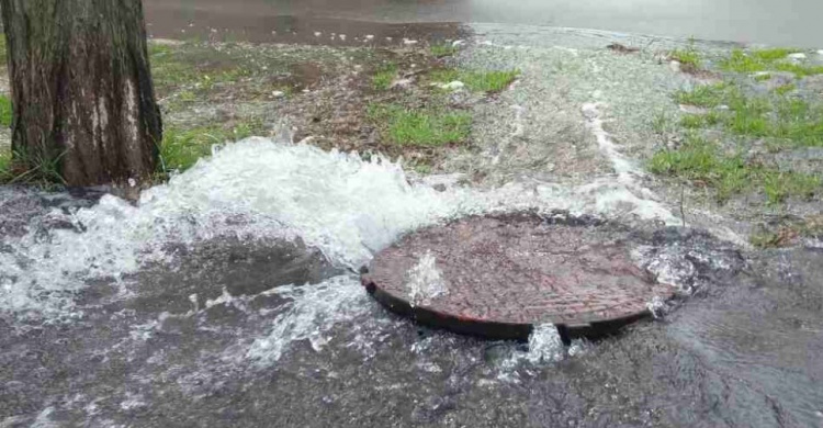 В Мариуполе из подземного люка бьет вода, заливая тротуары (ФОТО)