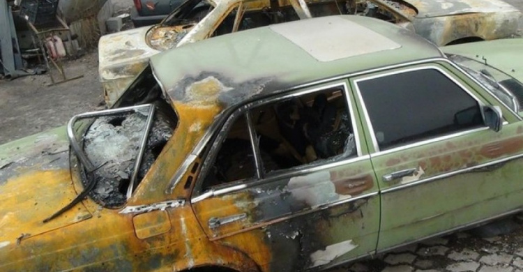 В Мариуполе на автостоянке сгорели пять машин