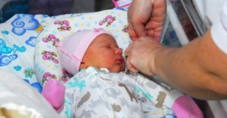 В Мариуполе на улице мать оставила младенца 10 дней от роду (ФОТО)