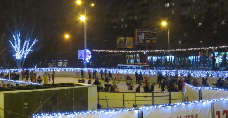 В Мариуполе открылся бесплатный ледовый каток (ФОТО)