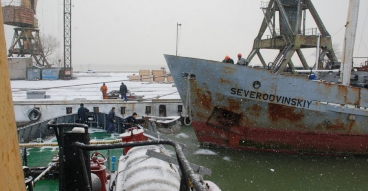 В Мариуполе после ремонта спустили на воду судно
