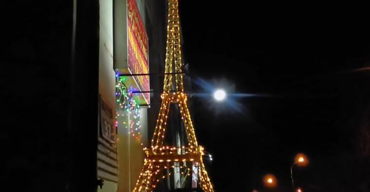 В Мариуполе появилась светящаяся Эйфелева башня (ФОТОФАКТ)