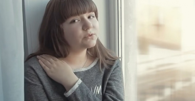 В Мариуполе семиклассница спела в клипе о войне в Донбассе (ФОТО+ВИДЕО)