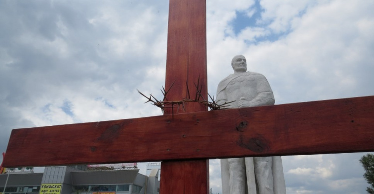 В Мариуполе восстановили крест, сломанный вандалами на площади Свободы