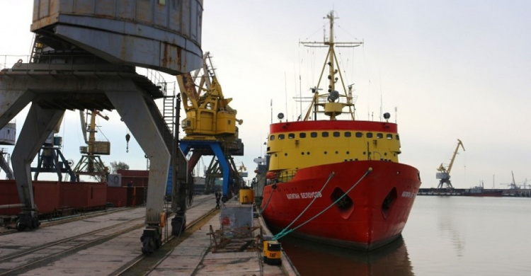В Мариупольском порту после ремонта испытали 62-летний ледокол 