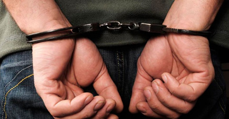 В Покровске полиция поймала рецидивиста, срывающего с девушек золотые цепочки
