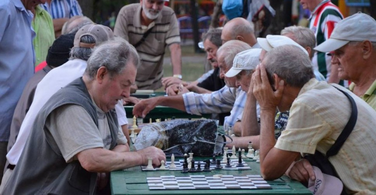 В Театральном сквере Мариуполя обновили шахматную площадку (ФОТО)