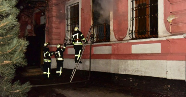 В здании подразделения полиции в Мариуполе произошло возгорание