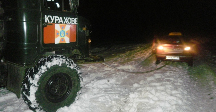 В зоне ОТГ «Мариуполь» машина попала в снежный плен на дороге (ФОТО)