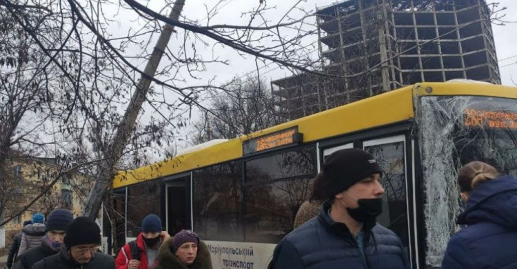 В Мариуполе на автобус с пассажирами упал столб (ДОПОЛНЕНО)